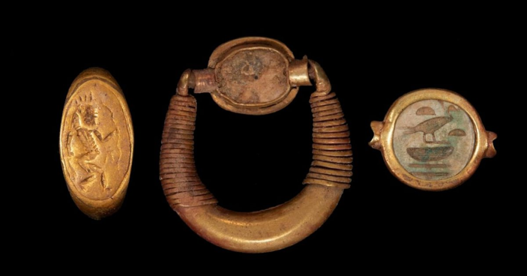 El Extraño Protector de Oro En El Primer Cementerio de Joyas Humanas Que Está Desconcertando a los arqueólogos 3 Comparación con otros hallazgos arqueológicos